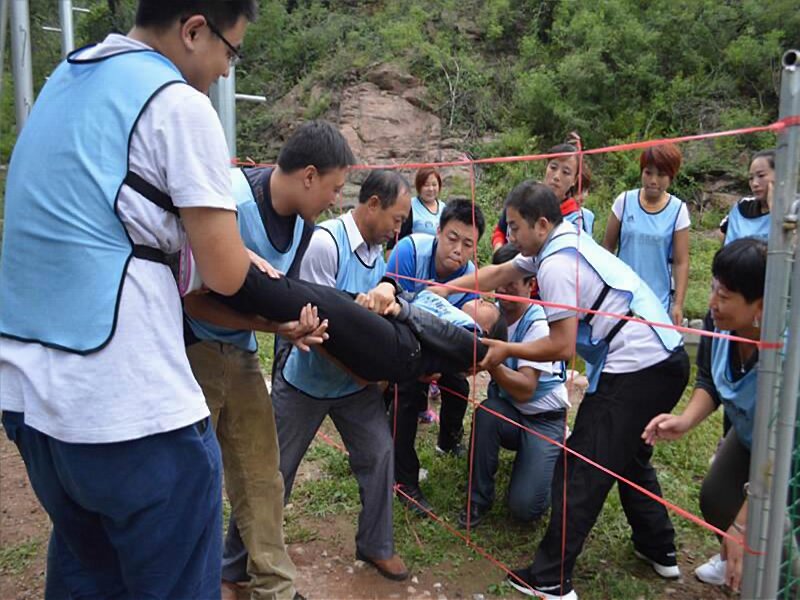騰沖公司拓展培訓(xùn)騰沖戶外拓展培訓(xùn)經(jīng)典項(xiàng)目《穿越電網(wǎng)》