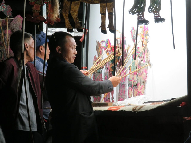 騰沖旅游：騰沖風(fēng)物志｜影動(dòng)燈搖，聲傳千年——藏在光影里的騰沖非遺皮影戲